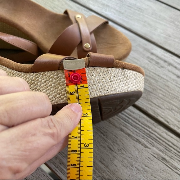 Clarks Caslynn Regina Wedge Tan Leather Sandals Womens Size 9 - Picture 7 of 7